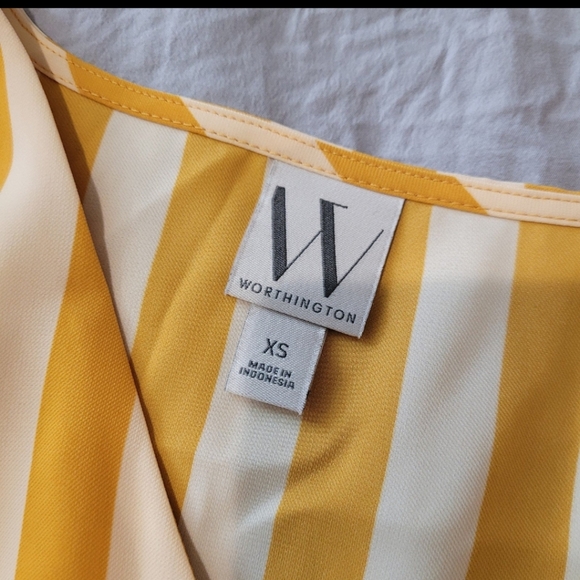 TRENDY, Silky Top Lot OF 2, Gold & Cream Striped Lot of 2 Womens SZ XS - Picture 9 of 12